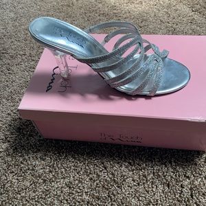 Nina silver slide. size 7 1/2 shoe worn once. Great condition.